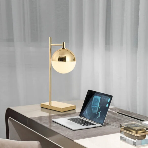 Alternative view of Lampe de chevet sphérique en finition or
