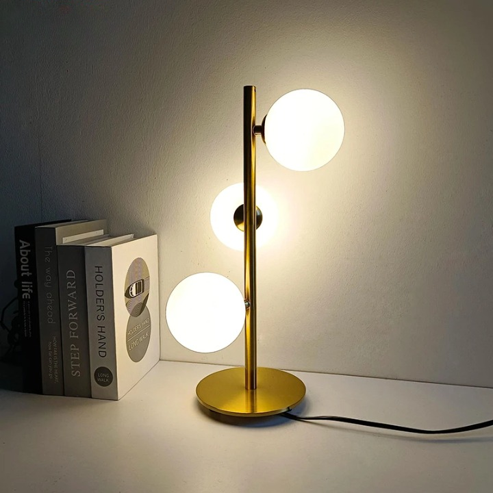 Lampe de table contemporaine aux trois sphères de cristal – Image 4