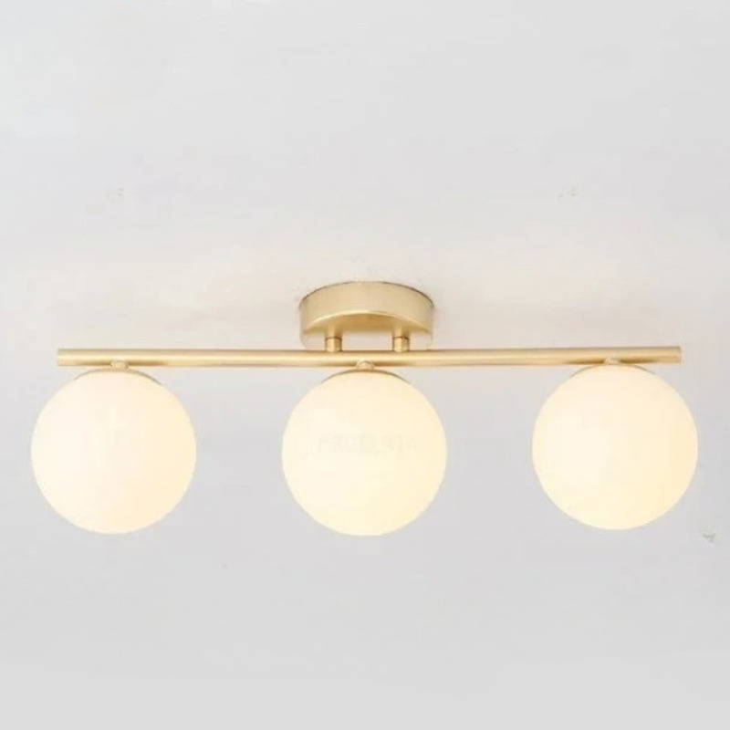 Plafonnier LED contemporain à trois globes de verre sur armature dorée – Image 3