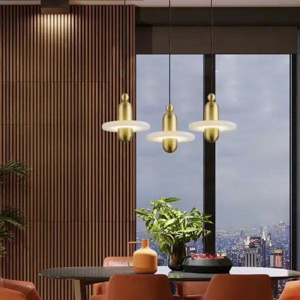 Alternative view of Suspension contemporaine dorée avec finitions marbre
