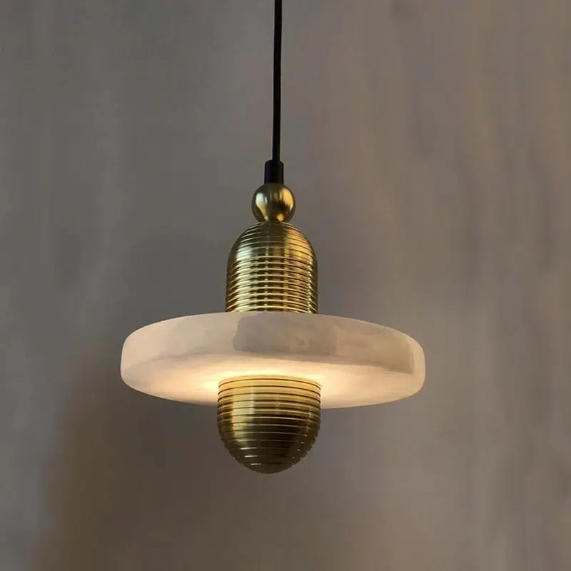 Suspension contemporaine dorée avec finitions marbre – Image 3