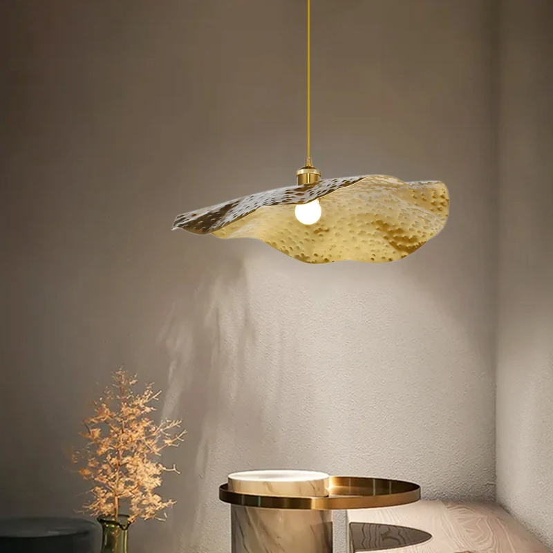 Suspension contemporaine feuille luminaire en finition or – Image 4