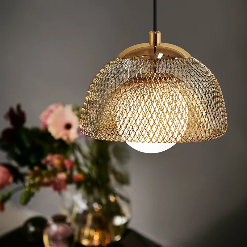 Suspension design grillage doré en acier noble – Image 4