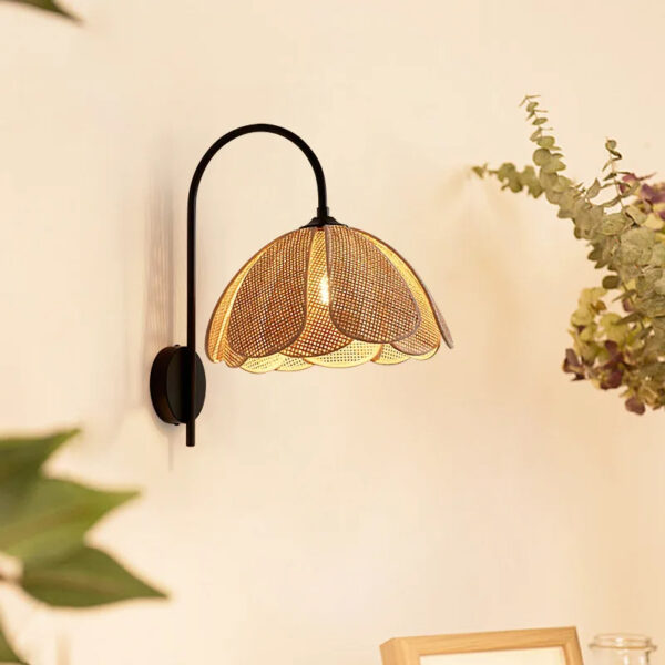 Alternative view of Applique murale LED florale en osier naturel