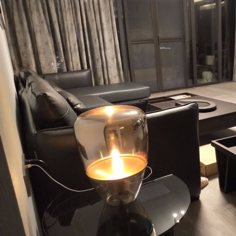 Lampe de table en verre et finition or – Image 6