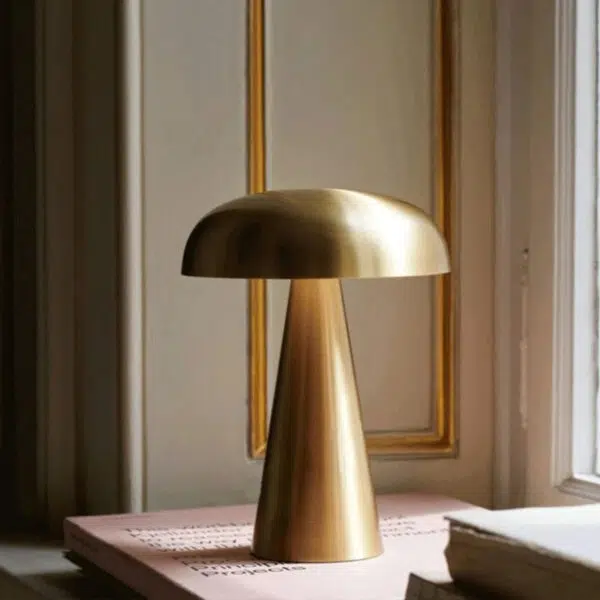 Alternative view of Lampe champignon dorée à lumière variable