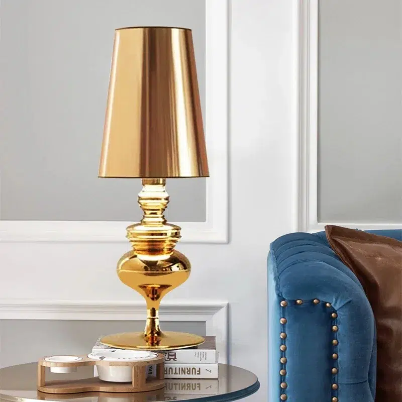 Lampe à poser dorée au design raffiné