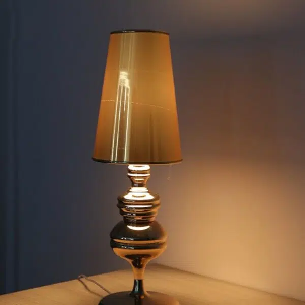 Lampe à poser dorée au design raffiné