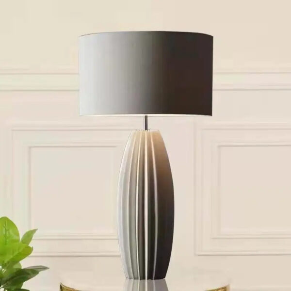 Lampe à poser élégante et ondulée en céramique