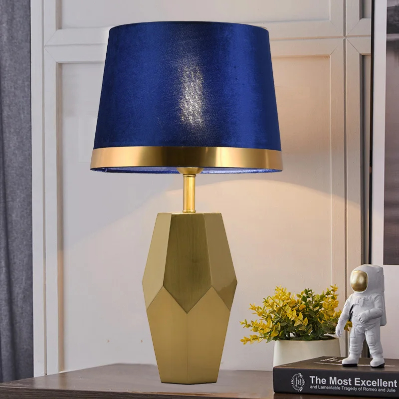 Lampe de chevet avec abat-jour bleu vibrant
