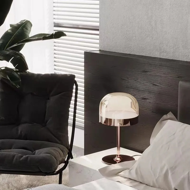 Lampe de chevet avec abat-jour en dôme transparent