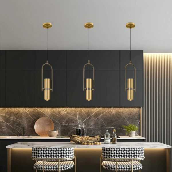 Suspension industrielle dorée au design innovant