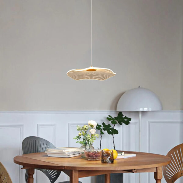 Suspension moderne et décorative forme de pétale