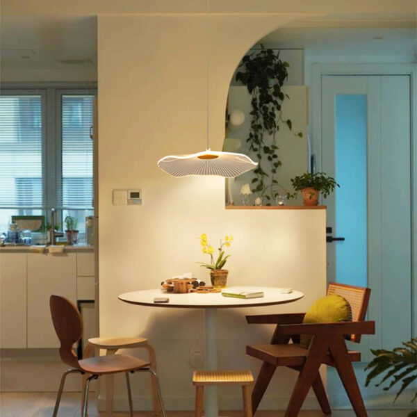 Suspension moderne et décorative forme de pétale